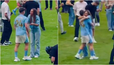 El CARIÑOSO abrazo que le dio la pareja de un futbolista del Manchester City a Julián Álvarez