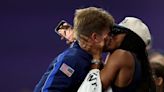 La pareja de oro: Tara Davis y Hunter Woodhall conquistan el podio en París 2024