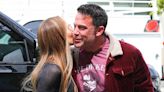 JLo y Ben Affleck protagonizan incómodo beso ¡Míralos!