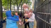 Lanzan globos en forma de pene a favor de Trump frente a la corte donde se le juzga