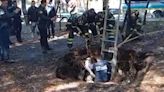 ‘Lomito’ en apuros: Policías y bomberos rescatan a perrito de un socavón en la Colonia Roma
