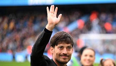 David Silva recibe el homenaje de la afición del City