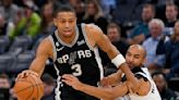 Vassell, Poeltl ayudan a que los Spurs aplasten a Twolves