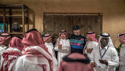 Así fue como Swizz Beatz llegó a la cima de las carreras de camellos en Arabia Saudita