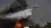 Incendio al norte de Atenas sigue descontrolado y calcina al menos 10 casas