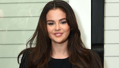 Selena Gomez surprises high school volleyball team after they ask her to sing at game: 'I saw the sign'