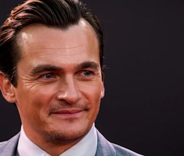 El actor Rupert Friend (Asteroid City), en la nueva entrega de Jurassic World