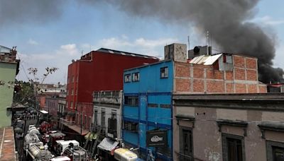 Incendio en Plaza Comercial del Centro de CDMX deja varios bomberos con intoxicación