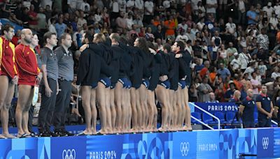 Aux JO de Paris, l’équipe italienne de water-polo tourne le dos au bassin avant son match contre l’Espagne