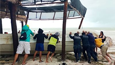 A unas horas del impacto del huracán Beryl: así sale la gente de la isla de Holbox