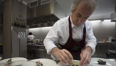 El cocinero Carlos Oyarbide, reconocido por su trayectoria por la Academia Navarra de Gastronomía