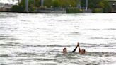 Ministra francesa toma banho no rio Sena a duas semanas dos Jogos de Paris