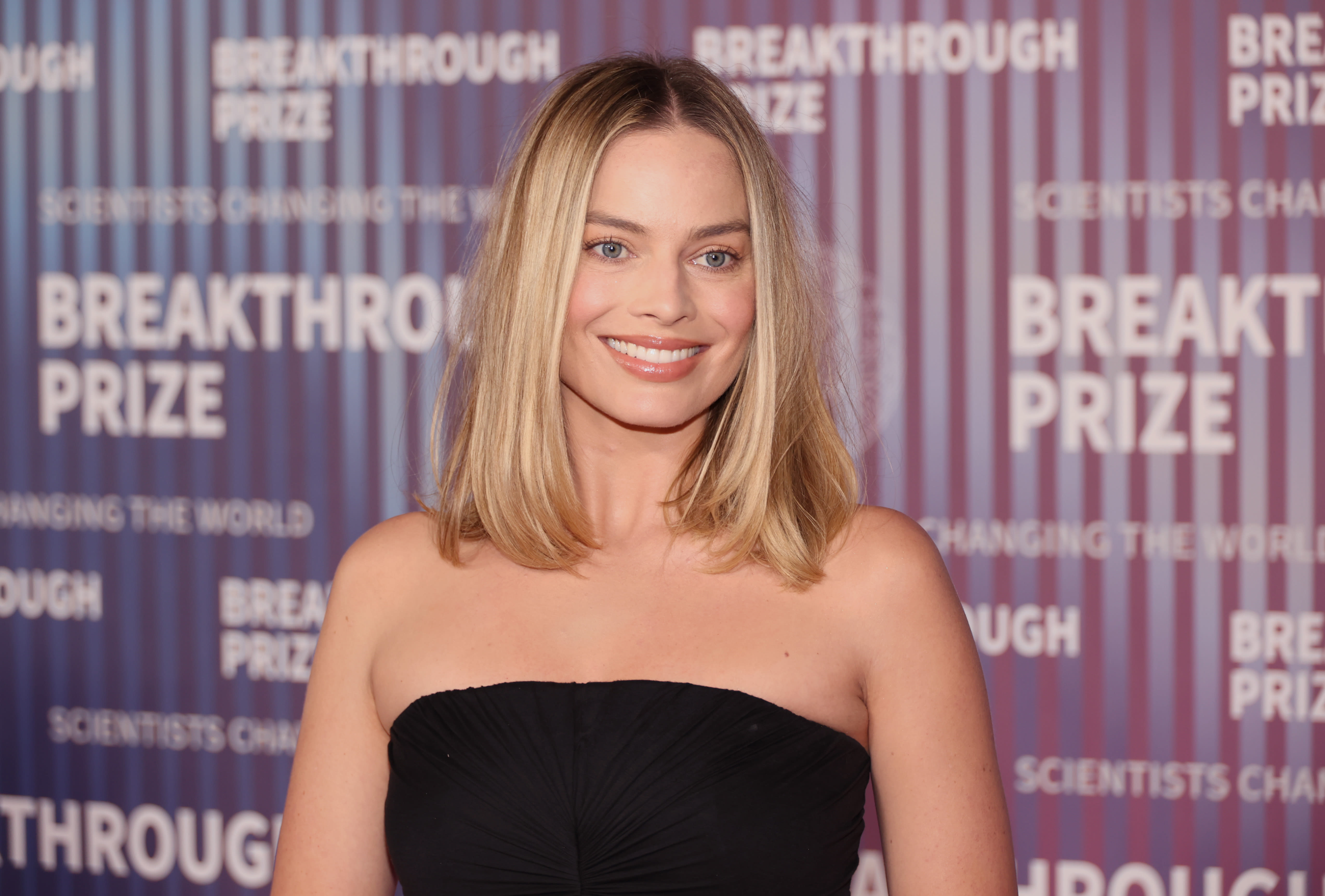 Margot Robbie just rocked these New Balance sneakers shoppers say 'are like walking on air'