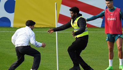 Video viral: el arquero José Sá tackleó a un hincha que quiso acercarse a Cristiano Ronaldo