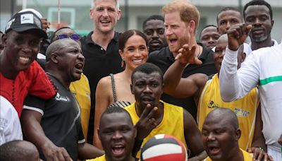 Príncipe Harry y Meghan Markle juegan al voleibol con veteranos de guerra en Nigeria