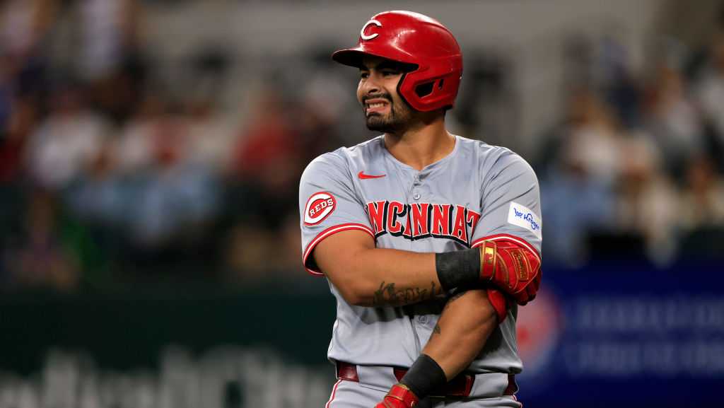 Reds place starting infielder on IL, bring back familiar face to organization