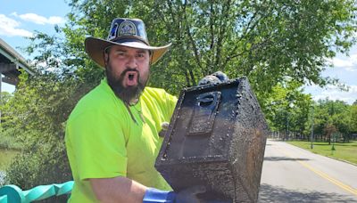 NYC couple finds safe containing almost $100,000 while magnet fishing in muddy Queens pond