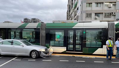 三寶阿北開賓士撞輕軌！違規左轉車頭慘毀 高捷公司要求償