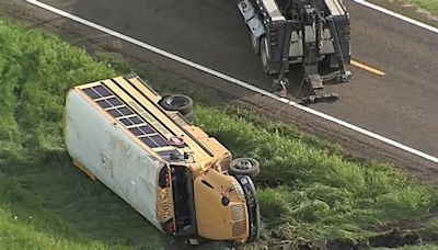 Autobús escolar se vuelca tras accidente en el condado Ellis y deja estudiante herido