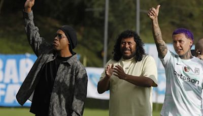 El cantante Blessd y Ronaldinho sacudirán Medellín uniendo música y fútbol en un festival