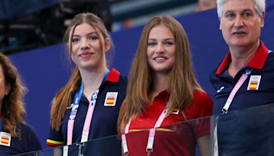 España empieza bien ante la mirada de la princesa Leonor y la infanta Sofía