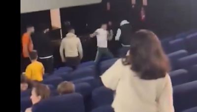 Chavo noquea a tipo que maltrataba a su novia en el cine