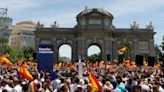 Miles de personas acuden a la Puerta de Alcalá en contra de Pedro Sánchez y la amnistía, la “ley más nefasta de la democracia”