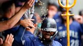 Mariners close out August with 21 wins after rallying past Oakland for 5-4 victory
