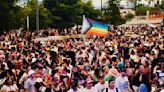 Cientos de personas participaron en marcha por el orgullo gay