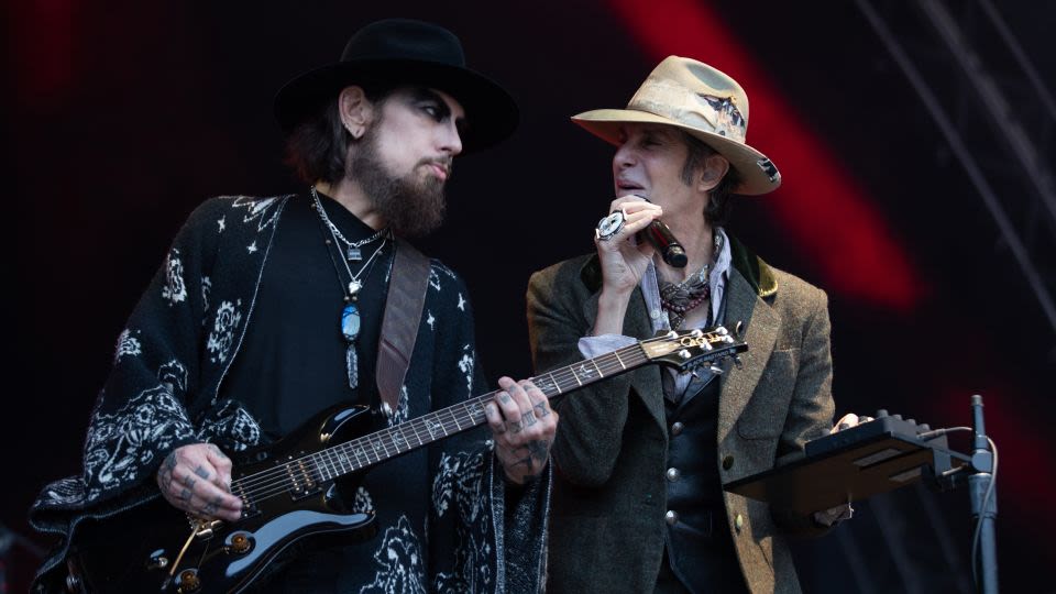 Jane’s Addiction issues apology, cancels show after Perry Farrell and Dave Navarro’s on-stage scuffle