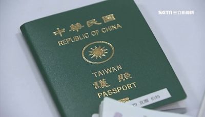 台灣護照過海關！中國弟狂看「為何她的是綠色？」媽1句回應全場嗨翻