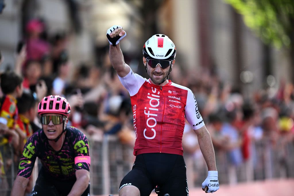 Giro d'Italia: Benjamin Thomas wins dramatic stage 5 as breakaway holds off charging field in Lucca