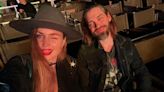 Tom Payne, actor de 'The Walking Dead', padre de gemelos con su esposa Jennifer Akerman