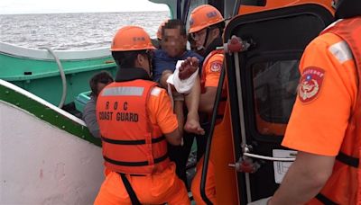 漁船船長動脈破了噴血命懸一線 海巡醫療艦、空勤直升機聯手救援送醫
