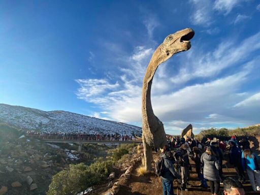 Pisadas de titanes: con un sorprendente recorrido, abrió en el país un museo a cielo abierto de huellas de dinosaurios