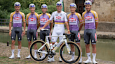 Tour de France : Mathieu Van der Poel dévoile un maillot hommage à son « papy » Raymond Poulidor