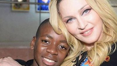 Preocupación con David Banda, el hijo de Madonna: busca comida en la basura