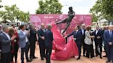 Albacete descubre la estatua que homenajea a Andrés Iniesta y el gol que dio a España el Mundial 2010