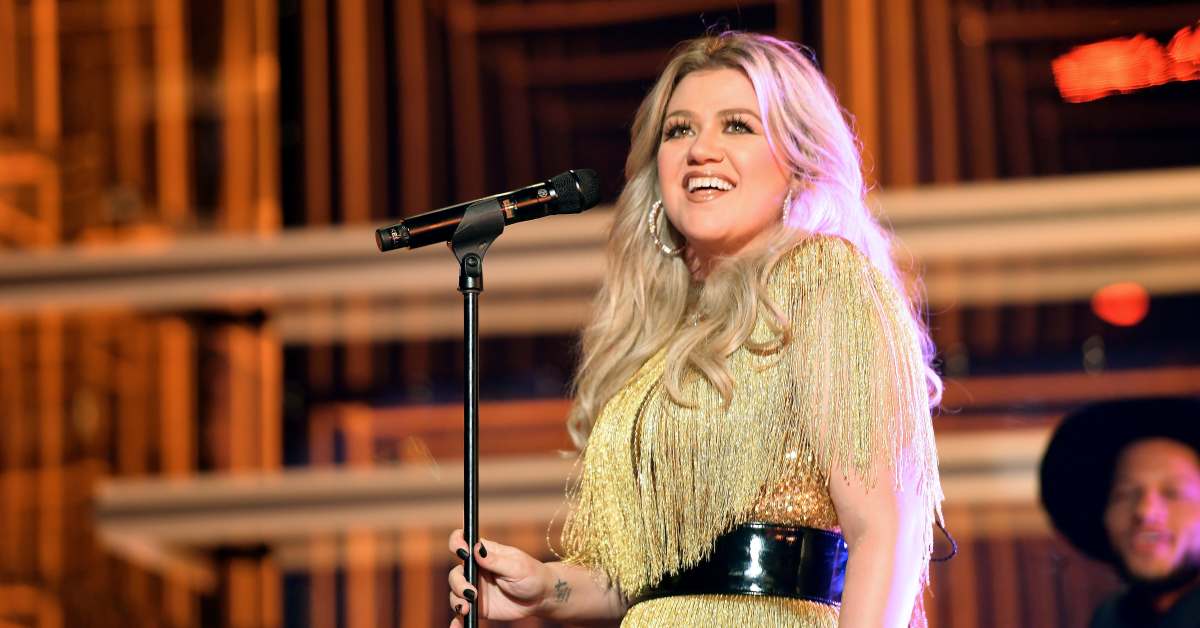 Fans Call Kelly Clarkson a 'Breath of Fresh Air' in New Makeup-Free Video