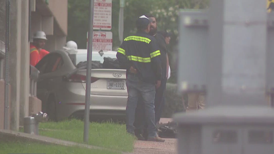 Car crashes into building in downtown Austin while fleeing traffic stop: DPS