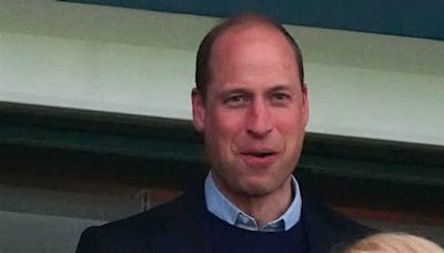 Guillermo de Inglaterra disfruta viendo un partido de fútbol de fútbol