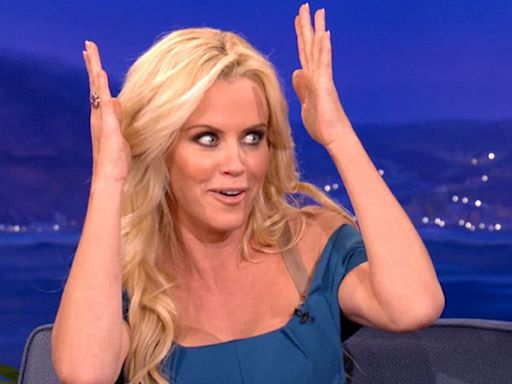 La exmodelo de Playboy Jenny McCarthy confesó que le robó un preciado objeto al Papa Francisco: “Mi mamá me retó”