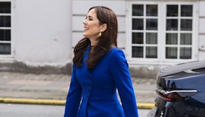 Mary de Dinamarca estrena un traje azul al que estaba predestinada y que tiene un detalle muy especial