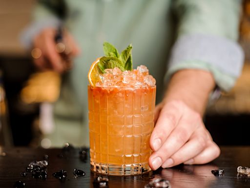 6 drinks that are in this summer and 4 that are out, according to bartenders and mixologists
