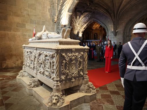 La princesa Leonor abre su agenda en Lisboa con una ofrenda floral en la tumba de Camões