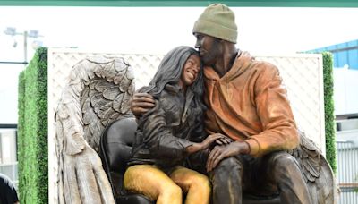 Presentan estatua de Kobe y Gigi en la arena de los Lakers