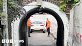 Oxford: Car gets stuck in pedestrian walkway