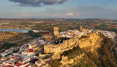 El pueblo construido sobre una roca que tiene un castillo es uno de los más bonitos de España