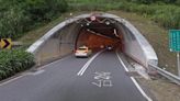 新北萬里隧道外1車撞分隔島翻覆！波及對向車 駕駛受困救出後送醫