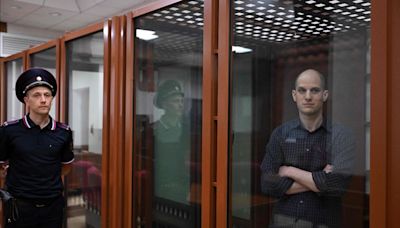 Rusia libera a periodista Evan Gershkovich en intercambio de prisioneros con Occidente, reportan medios de EU
